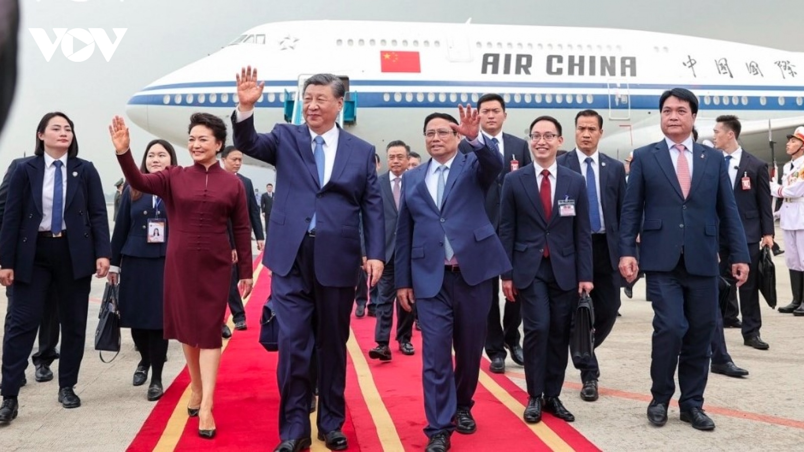 Chinese Party, State leader welcomed upon his arrival in Hanoi
